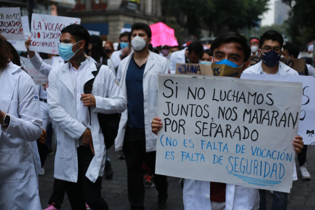 Los y las estudiantes de medicina marcharon para pedir justicia tras el asesinato de médicos en las últimas semanas.