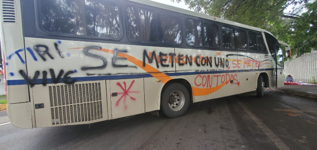 Autobús vandalizado por los normalistas.