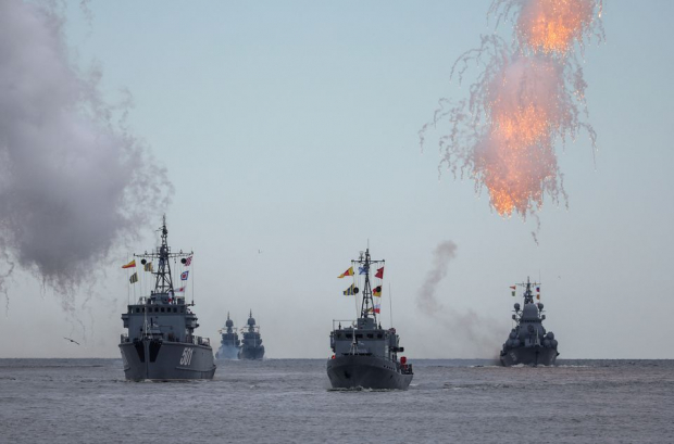 Los buques de guerra rusos navegan durante un desfile que conmemora el Día de la Marina en Baltiysk, en la región de Kaliningrado, Rusia.