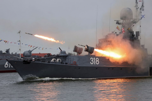 La corbeta rusa Aleksin dispara misiles durante un desfile que conmemora el Día de la Marina en Baltiysk, en la región de Kaliningrado, Rusia.