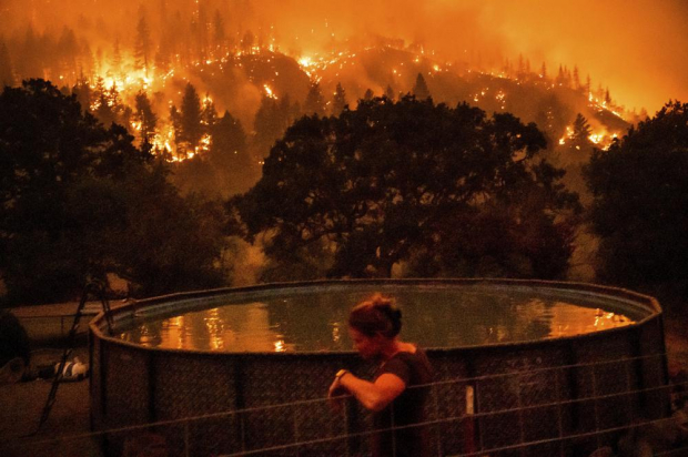 Incendio McKinney que quema una colina en el Bosque Nacional Klamath, California.