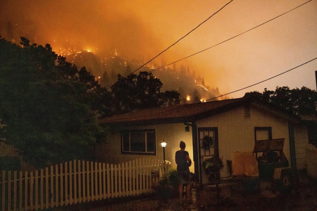 Incendio forestal llamado McKinney arde en el Bosque Nacional Klamath, California.