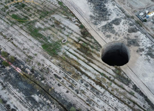Fotografía aérea del socavón que se formó en Tierra Amarilla, Chile.