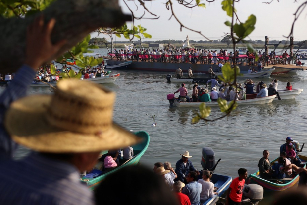El 2 de febrero, en Tlacotalpan es tradición que la Virgen de la Candelaria haga un recorrido por el río Papaloapan. Los habitantes piden que no haya inundaciones y tener una buena pesca.