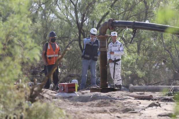 Los equipos de rescate en la boca del pozo minero “La Agujita” intensificaron los trabajos, ayer.