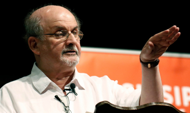 Salman Rushdie es un escritor y ensayista británico