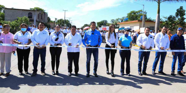 El gobernador Francisco García Cabeza de Vaca inauguró los trabajos con concreto hidráulico.