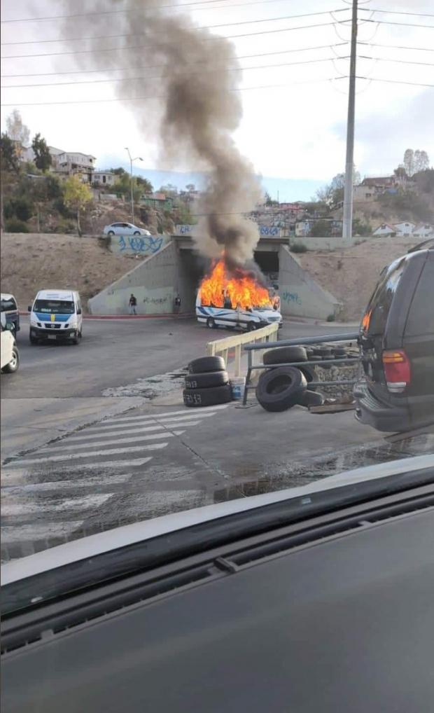 En redes sociales circularon videos de vehículos incendiados en Baja California, ayer.