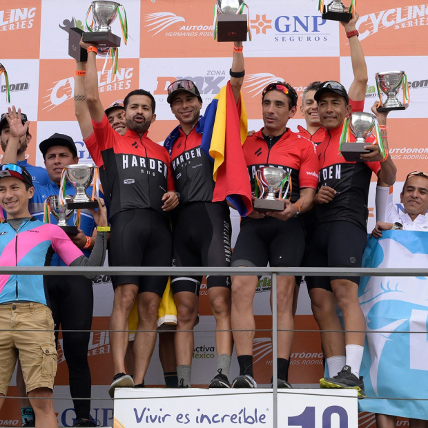 Equipo Harden HVCC, ganador de la tercera edición de las 24 Horas de Bici en el Autódromo Hermanos Rodríguez