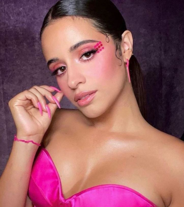 La intérprete Camila Cabello ha destacado por su atrevido maquillaje con figuras.
