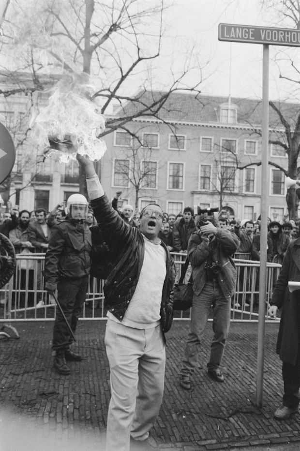 Un manifestante musulmán quema un ejemplar de Los versos satánicos en La Haya, 3 de marzo, 1989.