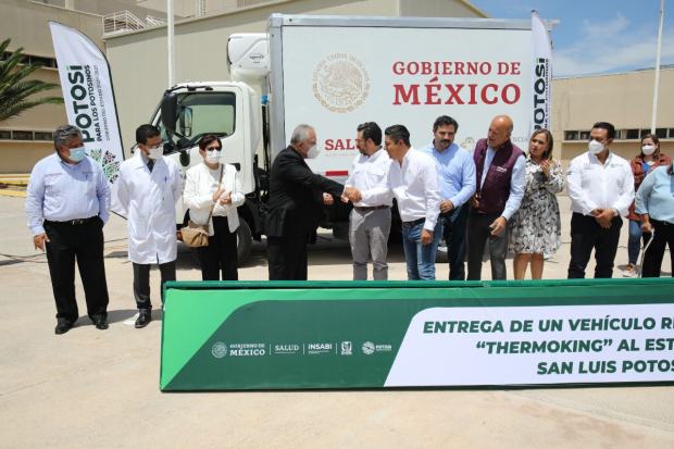 Zoé Robledo y Juan Antonio Ferrer entregaron el vehículo refrigerante “Thermoking”.