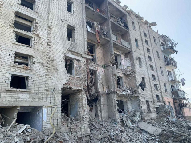 Edificio residencial dañado por un ataque con misiles rusos en Voznesensk.