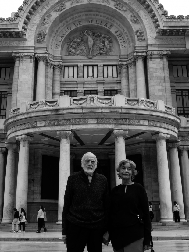 Óscar Oliva y Sonia Quiñones posan en la explanada de Bellas Artes.