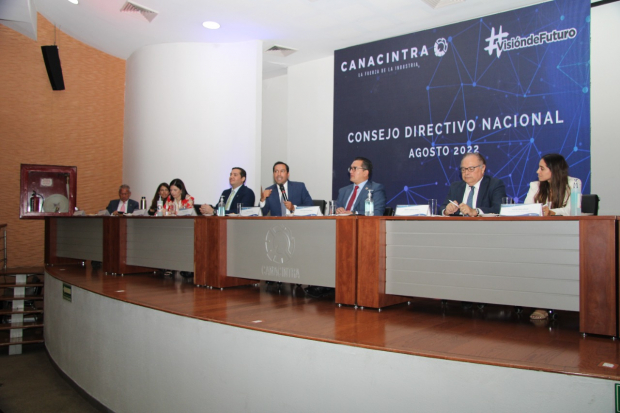 El gobernador de Yucatán, Mauricio Vila, tras su reunión con el Consejo Directivo de la Canacintra.