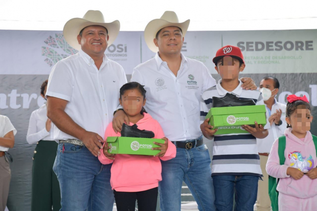 Ricardo Gallardo en la entrega de apoyos escolares a los infantes de San Luis Potosí.