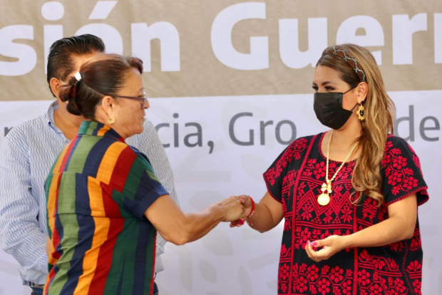 Evelyn Salgado otorgó apoyos a adultos mayores en Iguala.