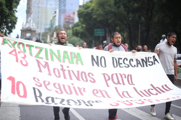 Manifestantes portaron mantas durante su movilización a un mes de que se cumplan 8 años de la desaparición de los normalistas de Ayotzinapa