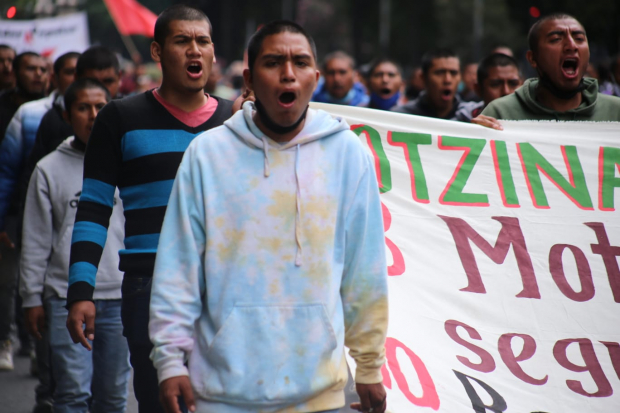 Imagen de la marcha en la CDMX, a un mes de que se cumplan 8 años de la desaparición de los normalistas de Ayotzinapa