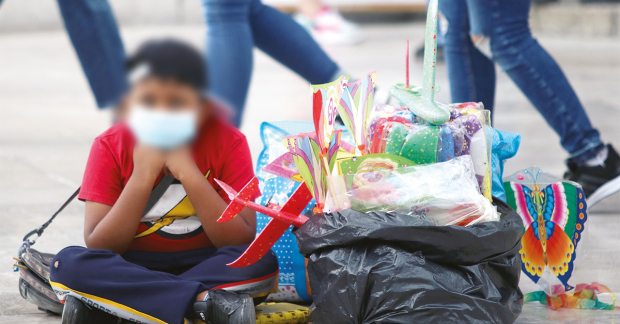 En la imagen de archivo, un niño vendiendo aviones de plástico en la Ciudad de México.