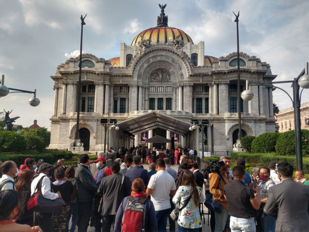 Fans esperaron para entrar al Palacio de Bellas Artes.