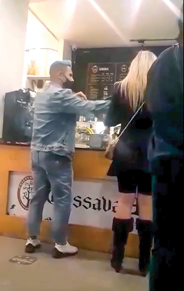 Emir Pabón golpeó a empleado de cafetería porque su bebida no tenía azúcar