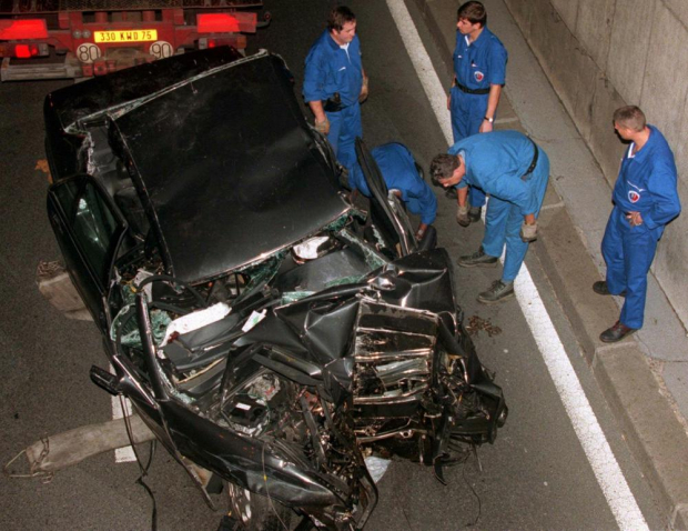 La policía preparándose para retirar el auto en el que Diana, la princesa de Gales, sufrió un accidente mortal en París.