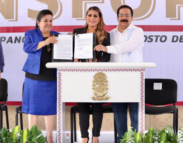 La gobernadora de Guerrero, Evelyn Salgado, tras la firma de cinco iniciativas de ley para modernizar la administración pública.