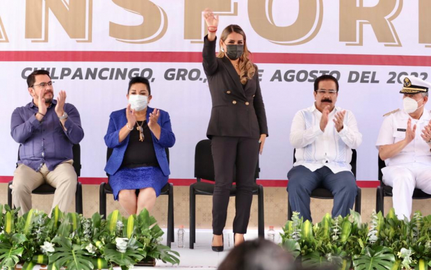 La gobernadora de Guerrero, Evelyn Salgado, saluda a los presentes durante la firma del paquete de iniciativas de ley.
