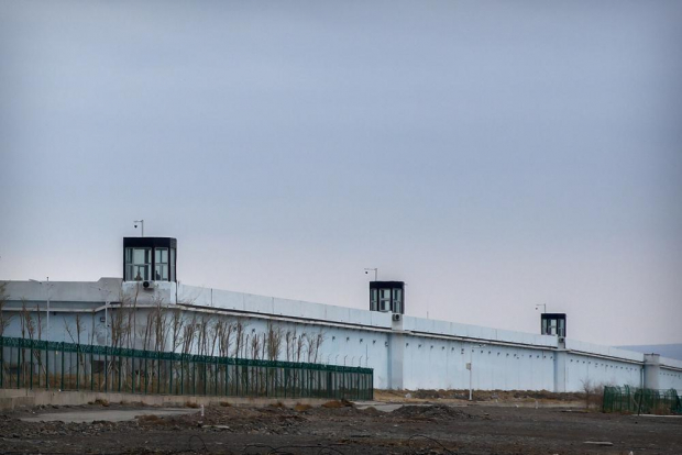 Torres de vigilancia en el muro perimetral del Centro de Detención No. 3 de Urumqi en la región autónoma Uigur de Xinjiang,