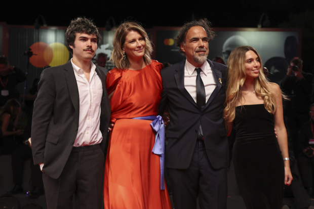 Eliseo Inárritu, María Eladia Hagerman, Alejandro González Inárritu y María Eladia Inárritu, al arribar a la premier de Bardo en el Festival de Cine de Venecia.