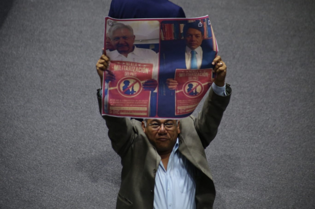 El diputado Marcelino Castañeda levantó el cartel con las imágenes de AMLO y Mario Delgado