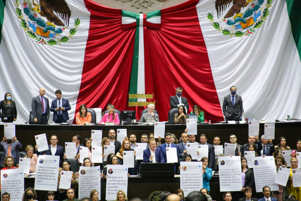 Diputados del PAN subieron a la tribuna de San Lázaro, ayer, para mostrar tuits del Presidente y dirigentes de Morena contra la militarización.