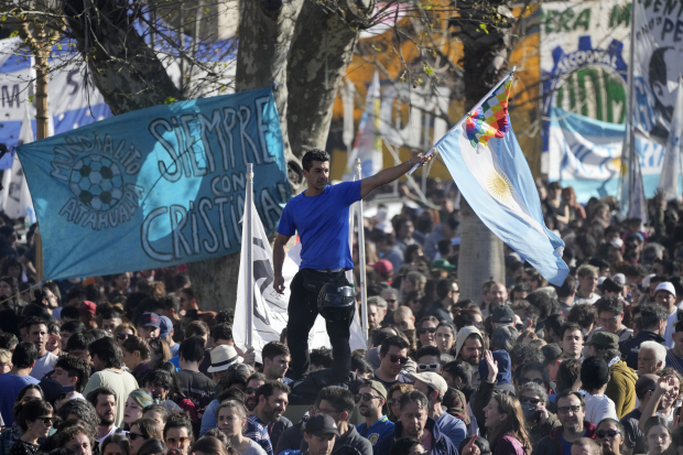 Simpatizantes de Cristina Fernández se reunieron en la Plaza de Mayo para mostrar su apoyo a la vicepresidenta, tras el atentado del jueves pasado.