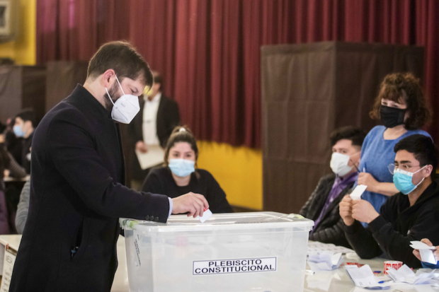 El presidente de Chile, Gabriel Boric, al emitir su voto de un plebiscito, el domingo.