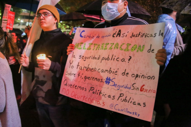Ciudadanos con un cartel que dice "queremos políticas públicas, no ocurrencias":