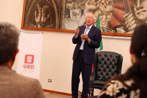 Ken Salazar, embajador de Estados Unidos en México, en la Universidad Juarez del Estado de Durango, durante un diálogo por el bicentenario de la relación México-EU, el lunes.