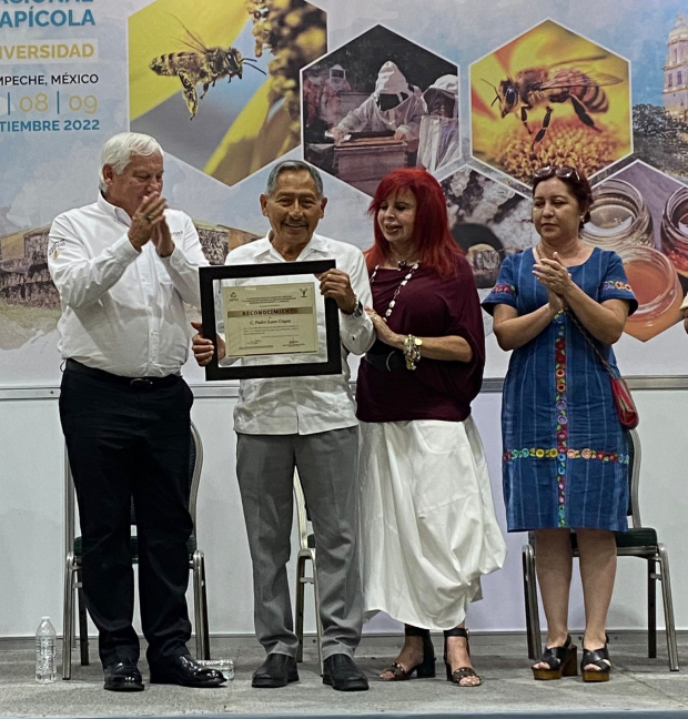 "En Campeche reconocimos el trabajo de las y los apicultores durante el 28° Congreso Internacional de Actualización Apícola", señaló el secretario de Agricultura y Desarrollo Rural, Víctor Villalobos Arámbula. 