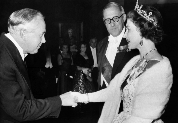 La reina Isabel de Gran Bretaña saluda al primer ministro Harold Wilson en una recepción en el Salón del Condado en Westminster, Londres el 11 de noviembre de 1964