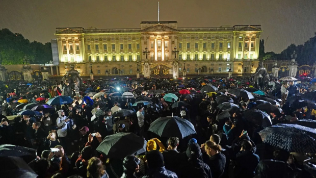 Cientos de personas se reunieron a las puertas del Palacio de Buckingham tras el fallecimiento de la reina Isabel II.