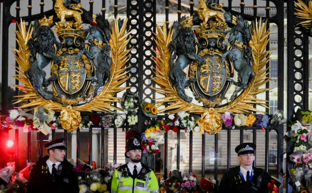 Con flores, adornan las puertas del Palacio de Buckingham en memoria de la reina Isabel II.