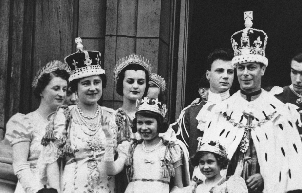 La princesa Isabel, centro, a los 11 años de edad aparece en el balcón del Palacio de Buckingham, después de la coronación de su padre el rey George VI, derecha, en Londres el 12 de mayo de 1937