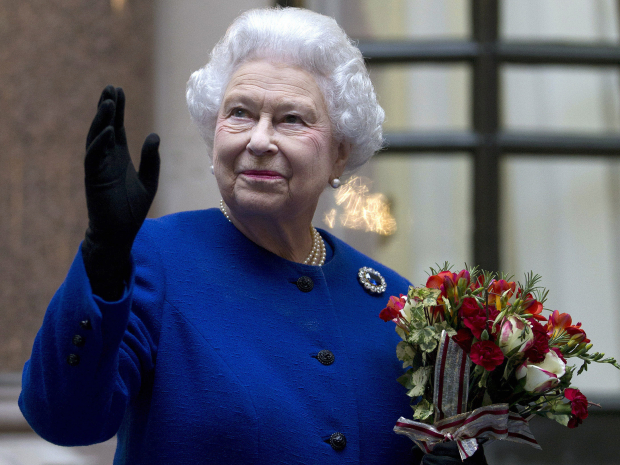 La reina Isabel II de Gran Bretaña saluda al personal de la Oficina de Asuntos Exteriores y de la Mancomunidad de Naciones al finalizar una visita oficial que forma parte de las celebraciones de su Jubileo en Londres en diciembre de 2012