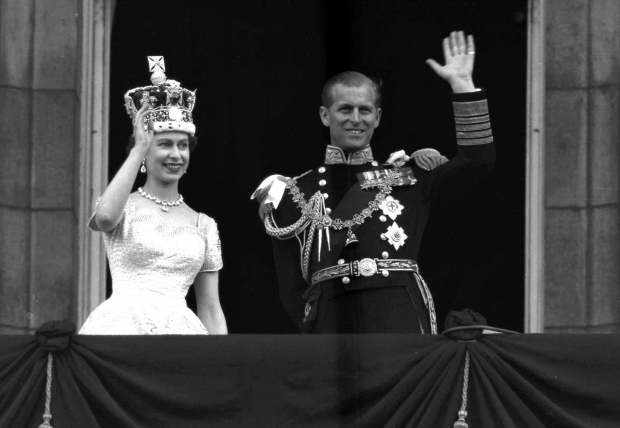 En la imagen, Isabel II y el príncipe Felipe, duque de Edimburgo, saludan desde el balcón del Palacio de Buckingham, luego de la coronación de ella en la Abadía de Westminster, Londres, el 2 de junio de 1953