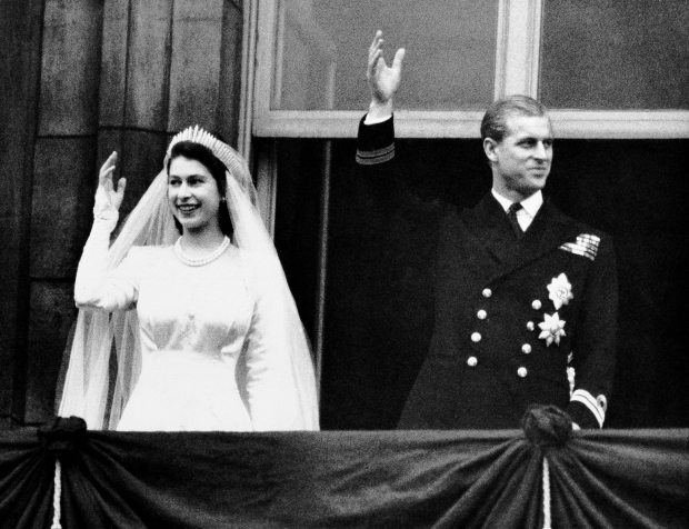 La princesa Isabel de Gran Bretaña y el príncipe Felipe, duque de Edimburgo, saludan a la multitud desde el balcón en el Palacio de Buckingham en Londres, después de su boda el 20 de noviembre de 1947