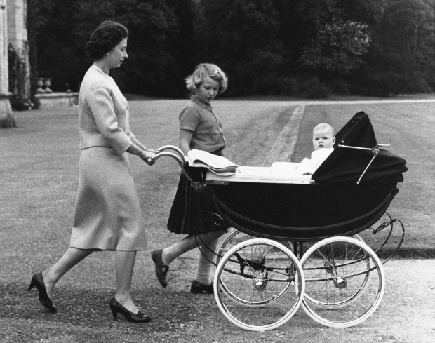 La reina Isabel II pasea en los terrenos de su residencia en Escocia en el Castillo de Balmoral con la princesa Ana y el príncipe Andrés el 13 de septiembre de 1960