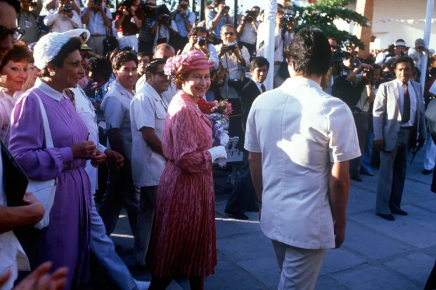 La reina Isabel II visitó México en 1983; se reunió con Miguel de la Madrid.