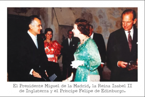 El expresidente Miguel de la Madrid (Izq.) junto a la hoy fallecida reina Isabel II (der.).