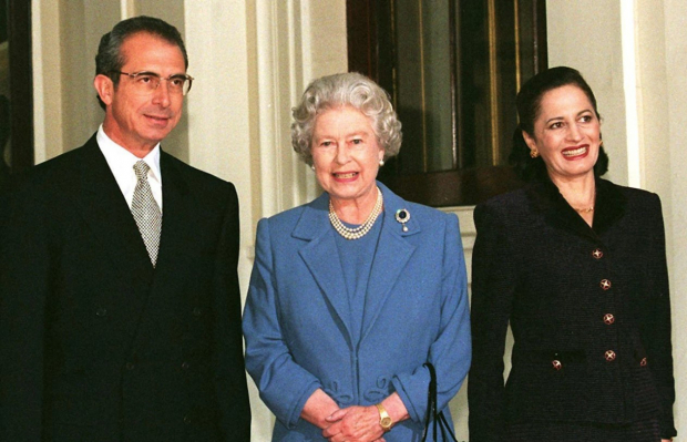 El expresidente Ernesto Zedillo (Izq.) y su esposa posan junto a la reina Isabel II (centro).