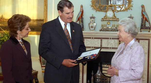 Vicente Fox (centro), durante un encuentro con la reina Isabel II.